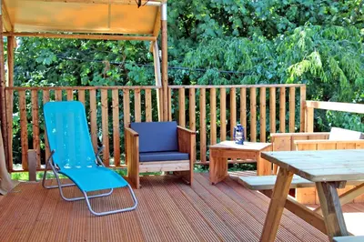 Ein Balkon oder eine Terrasse in der Unterkunft Safarizelte
