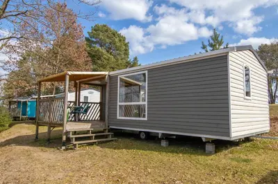 Das Gebäude in dem sich der Campingplatz befindet
