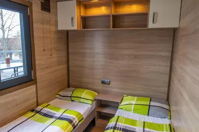 Ein Bett oder Betten in einem Zimmer der Unterkunft Mobilheime am See