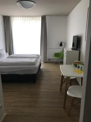 Ein Bett oder Betten in einem Zimmer der Unterkunft Country Inn Suitenhotel