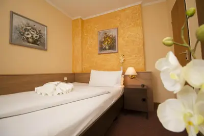 Ein Bett oder Betten in einem Zimmer der Unterkunft Hotel Spreewitz am Kurfürstendamm