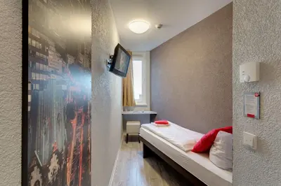 Ein Bett oder Betten in einem Zimmer der Unterkunft MEININGER Hotel Berlin Hauptbahnhof