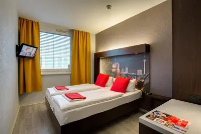 Ein Bett oder Betten in einem Zimmer der Unterkunft MEININGER Hotel Berlin Hauptbahnhof