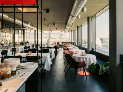 Ein Restaurant oder anderes Speiselokal in der Unterkunft Casa Camper Berlin