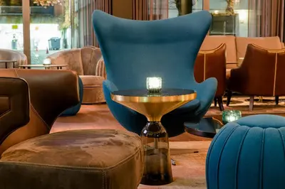 Ein Sitzbereich in der Unterkunft Motel One Berlin-Bellevue