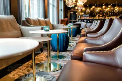 Ein Sitzbereich in der Unterkunft Motel One Berlin-Bellevue