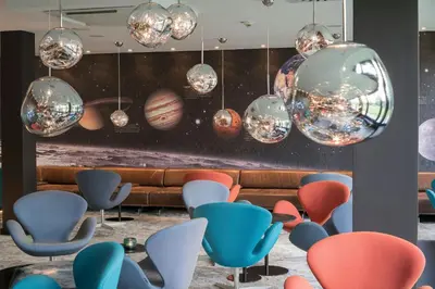 Ein Sitzbereich in der Unterkunft Motel One Berlin-Tiergarten