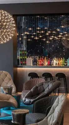 Ein Sitzbereich in der Unterkunft Motel One Berlin-Tiergarten