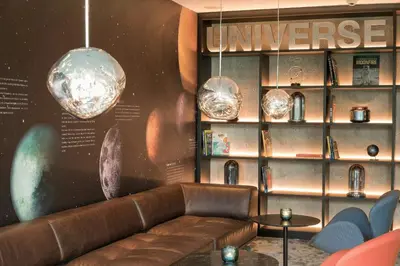 Ein Sitzbereich in der Unterkunft Motel One Berlin-Tiergarten