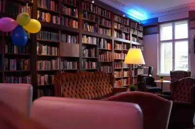 Die Bibliothek im Hostel