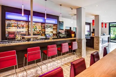 Lounge oder Bar in der Unterkunft IntercityHotel Berlin Airport Area North