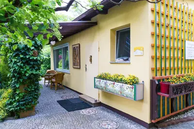 Das Gebäude in dem sich das Ferienhaus befindet
