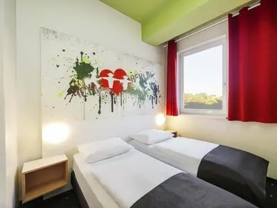 Ein Bett oder Betten in einem Zimmer der Unterkunft B&B HOTEL Berlin-Potsdamer Platz