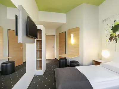Ein Bett oder Betten in einem Zimmer der Unterkunft B&B HOTEL Berlin-Potsdamer Platz