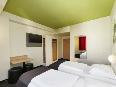 Ein Bett oder Betten in einem Zimmer der Unterkunft B&B HOTEL Berlin-Potsdamer Platz