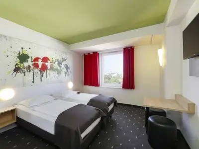 Ein Bett oder Betten in einem Zimmer der Unterkunft B&B HOTEL Berlin-Potsdamer Platz