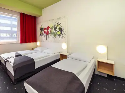 Ein Bett oder Betten in einem Zimmer der Unterkunft B&B HOTEL Berlin-Potsdamer Platz