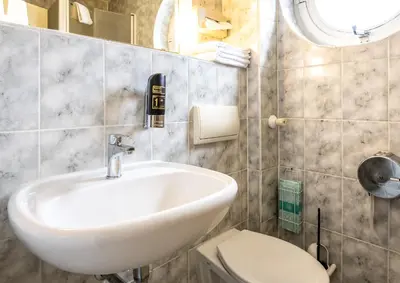 Ein Badezimmer in der Unterkunft Hotel und Rasthof AVUS