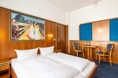Ein Bett oder Betten in einem Zimmer der Unterkunft Hotel und Rasthof AVUS