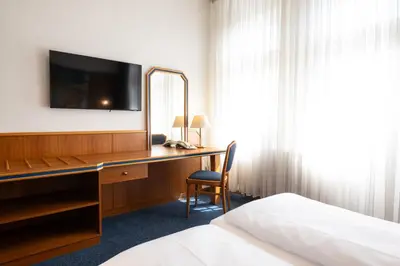 Ein Bett oder Betten in einem Zimmer der Unterkunft Hotel und Rasthof AVUS