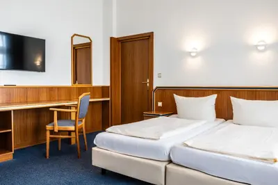 Ein Bett oder Betten in einem Zimmer der Unterkunft Hotel und Rasthof AVUS