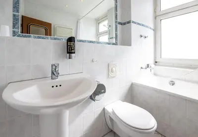 Ein Badezimmer in der Unterkunft Hotel und Rasthof AVUS