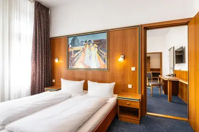 Ein Bett oder Betten in einem Zimmer der Unterkunft Hotel und Rasthof AVUS