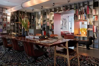 Ein Sitzbereich in der Unterkunft Sir Savigny Hotel, part of Sircle Collection