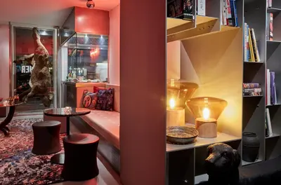 Ein Sitzbereich in der Unterkunft Sir Savigny Hotel, part of Sircle Collection