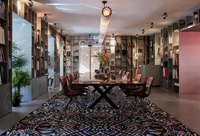 Ein Sitzbereich in der Unterkunft Sir Savigny Hotel, part of Sircle Collection
