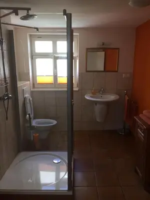 Ein Badezimmer in der Unterkunft Rathaus-Pension 1685