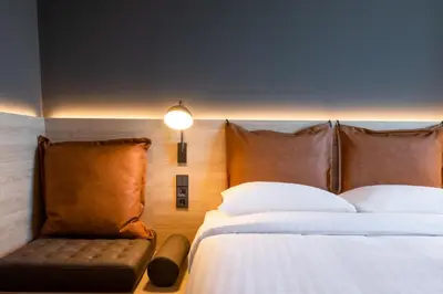 Ein Bett oder Betten in einem Zimmer der Unterkunft Moxy Berlin Ostbahnhof
