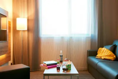 Ein Sitzbereich in der Unterkunft Moxy Berlin Ostbahnhof