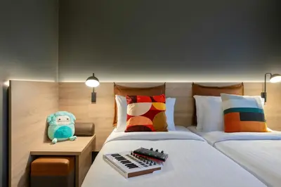 Ein Bett oder Betten in einem Zimmer der Unterkunft Moxy Berlin Ostbahnhof