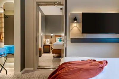 Ein Bett oder Betten in einem Zimmer der Unterkunft Moxy Berlin Ostbahnhof