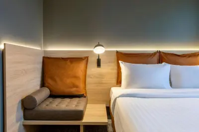 Ein Bett oder Betten in einem Zimmer der Unterkunft Moxy Berlin Ostbahnhof