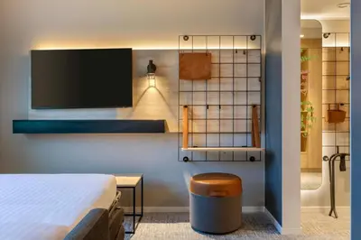 Ein Bett oder Betten in einem Zimmer der Unterkunft Moxy Berlin Ostbahnhof