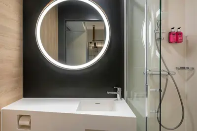 Ein Badezimmer in der Unterkunft Moxy Berlin Ostbahnhof