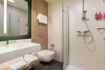 Ein Badezimmer in der Unterkunft Moxy Berlin Ostbahnhof