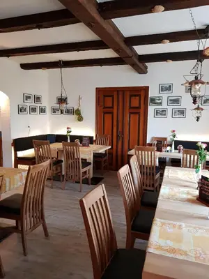 Ein Sitzbereich in der Unterkunft Gasthof Alte Fischerhütte