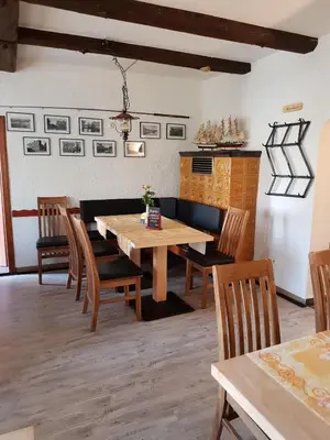 Ein Sitzbereich in der Unterkunft Gasthof Alte Fischerhütte