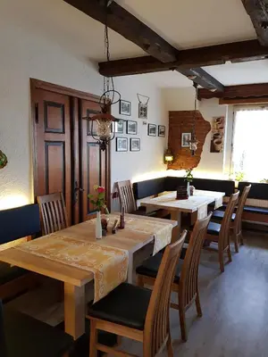 Ein Sitzbereich in der Unterkunft Gasthof Alte Fischerhütte