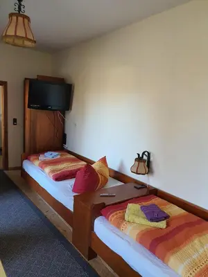 Ein Bett oder Betten in einem Zimmer der Unterkunft Gasthof Alte Fischerhütte