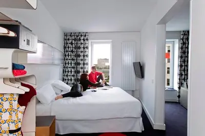 Ein Bett oder Betten in einem Zimmer der Unterkunft Hotel Gat Point Charlie