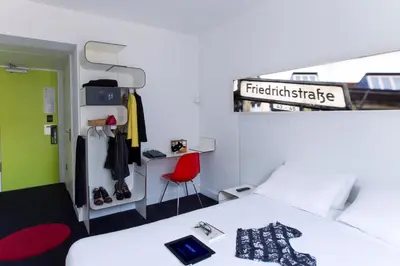 Ein Bett oder Betten in einem Zimmer der Unterkunft Hotel Gat Point Charlie