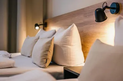 Ein Bett oder Betten in einem Zimmer der Unterkunft 120qm MyGold Apartment 2 Bathrooms Balcony Up to 9 Guests