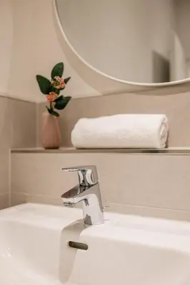 Ein Badezimmer in der Unterkunft 120qm MyGold Apartment 2 Bathrooms Balcony Up to 9 Guests