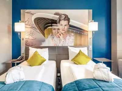 Ein Bett oder Betten in einem Zimmer der Unterkunft MERCURE Hotel Berlin Wittenbergplatz