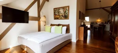 Ein Bett oder Betten in einem Zimmer der Unterkunft LoggiaHaus am Schloss, 5 Ferienwohnungen, teils mit Schloss- und Seeblick