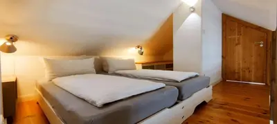 Ein Bett oder Betten in einem Zimmer der Unterkunft LoggiaHaus am Schloss, 5 Ferienwohnungen, teils mit Schloss- und Seeblick
